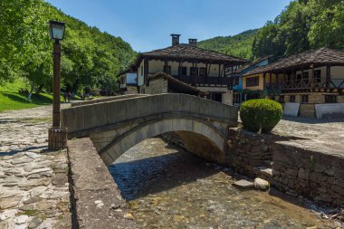 EDDR, Gabrovo, Bulgaristan - 6 Temmuz 2018: Eski evde mimari etnografik kompleksi EDDR (Etara) yakınındaki şehir Gabrovo, Bulgaristan
