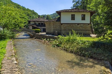 EDDR, Gabrovo, Bulgaristan - 6 Temmuz 2018: Eski evde mimari etnografik kompleksi EDDR (Etara) yakınındaki şehir Gabrovo, Bulgaristan