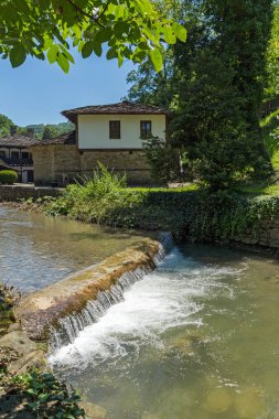 EDDR, Gabrovo, Bulgaristan - 6 Temmuz 2018: Eski evde mimari etnografik kompleksi EDDR (Etara) yakınındaki şehir Gabrovo, Bulgaristan