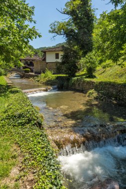 EDDR, Gabrovo, Bulgaristan - 6 Temmuz 2018: Eski evde mimari etnografik kompleksi EDDR (Etara) yakınındaki şehir Gabrovo, Bulgaristan