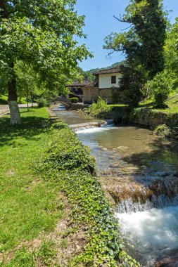 EDDR, Gabrovo, Bulgaristan - 6 Temmuz 2018: Eski evde mimari etnografik kompleksi EDDR (Etara) yakınındaki şehir Gabrovo, Bulgaristan