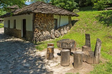 EDDR, Gabrovo, Bulgaristan - 6 Temmuz 2018: Eski evde mimari etnografik kompleksi EDDR (Etara) yakınındaki şehir Gabrovo, Bulgaristan