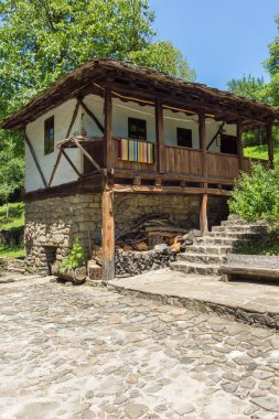 EDDR, Gabrovo, Bulgaristan - 6 Temmuz 2018: Eski evde mimari etnografik kompleksi EDDR (Etara) yakınındaki şehir Gabrovo, Bulgaristan