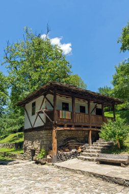 EDDR, Gabrovo, Bulgaristan - 6 Temmuz 2018: Eski evde mimari etnografik kompleksi EDDR (Etara) yakınındaki şehir Gabrovo, Bulgaristan