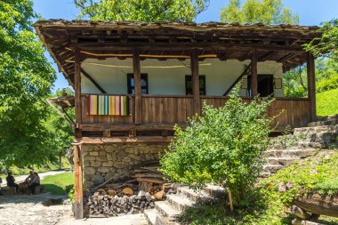 EDDR, Gabrovo, Bulgaristan - 6 Temmuz 2018: Eski evde mimari etnografik kompleksi EDDR (Etara) yakınındaki şehir Gabrovo, Bulgaristan