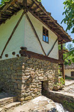 EDDR, Gabrovo, Bulgaristan - 6 Temmuz 2018: Eski evde mimari etnografik kompleksi EDDR (Etara) yakınındaki şehir Gabrovo, Bulgaristan