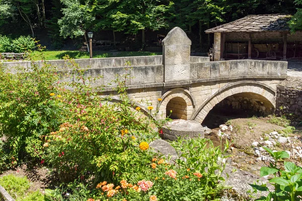 EDDR, Gabrovo, Bulgaristan - 6 Temmuz 2018: Eski evde mimari etnografik kompleksi EDDR (Etara) yakınındaki şehir Gabrovo, Bulgaristan