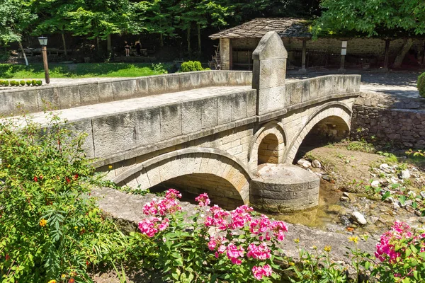 EDDR, Gabrovo, Bulgaristan - 6 Temmuz 2018: Eski evde mimari etnografik kompleksi EDDR (Etara) yakınındaki şehir Gabrovo, Bulgaristan