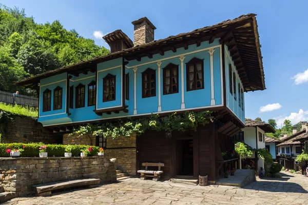 EDDR, Gabrovo, Bulgaristan - 6 Temmuz 2018: Eski evde mimari etnografik kompleksi EDDR (Etara) yakınındaki şehir Gabrovo, Bulgaristan