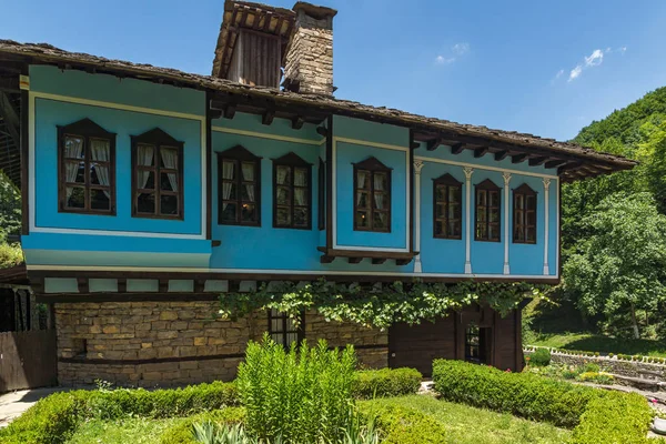 EDDR, Gabrovo, Bulgaristan - 6 Temmuz 2018: Eski evde mimari etnografik kompleksi EDDR (Etara) yakınındaki şehir Gabrovo, Bulgaristan