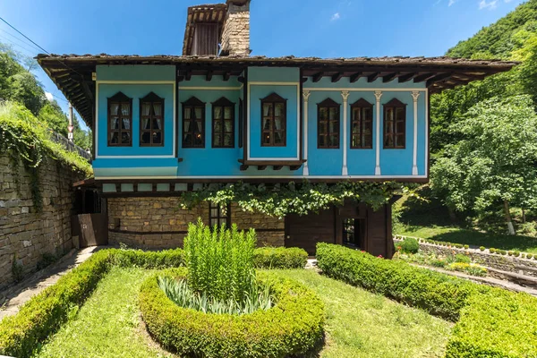 EDDR, Gabrovo, Bulgaristan - 6 Temmuz 2018: Eski evde mimari etnografik kompleksi EDDR (Etara) yakınındaki şehir Gabrovo, Bulgaristan