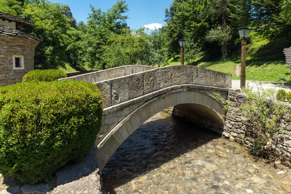 EDDR, Gabrovo, Bulgaristan - 6 Temmuz 2018: Eski evde mimari etnografik kompleksi EDDR (Etara) yakınındaki şehir Gabrovo, Bulgaristan