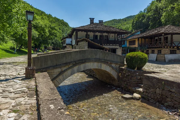 EDDR, Gabrovo, Bulgaristan - 6 Temmuz 2018: Eski evde mimari etnografik kompleksi EDDR (Etara) yakınındaki şehir Gabrovo, Bulgaristan