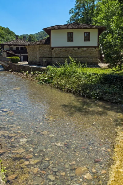 EDDR, Gabrovo, Bulgaristan - 6 Temmuz 2018: Eski evde mimari etnografik kompleksi EDDR (Etara) yakınındaki şehir Gabrovo, Bulgaristan