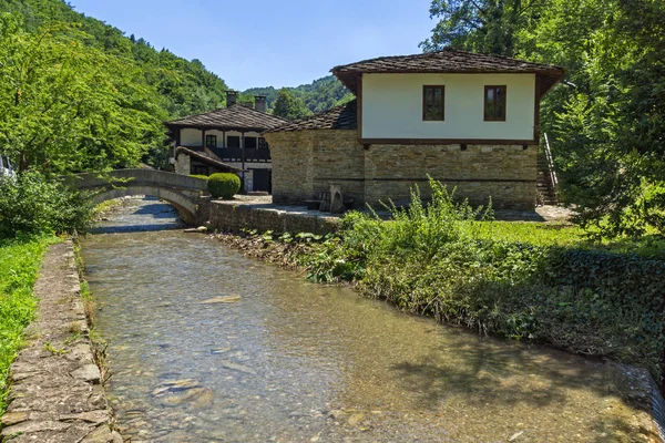 EDDR, Gabrovo, Bulgaristan - 6 Temmuz 2018: Eski evde mimari etnografik kompleksi EDDR (Etara) yakınındaki şehir Gabrovo, Bulgaristan