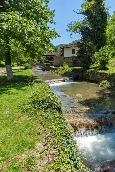 EDDR, Gabrovo, Bulgaristan - 6 Temmuz 2018: Eski evde mimari etnografik kompleksi EDDR (Etara) yakınındaki şehir Gabrovo, Bulgaristan