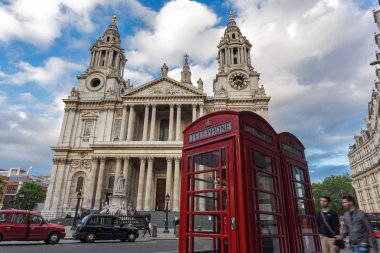 Londra - 17 Haziran 2016: St. Paul Katedrali, Londra, İngiltere gün batımı görünümü