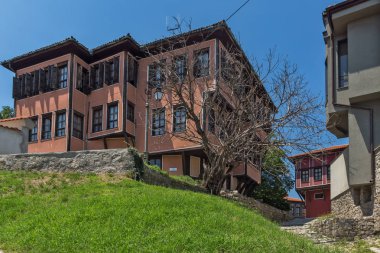 Plovdiv, Bulgaristan - 5 Temmuz 2018: Sokak ve evler Bulgar canlanma Plovdiv, Bulgaristan şehrin eski şehirde dönemi