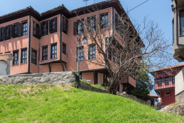 Plovdiv, Bulgaristan - 5 Temmuz 2018: Sokak ve evler Bulgar canlanma Plovdiv, Bulgaristan şehrin eski şehirde dönemi