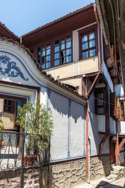 Plovdiv, Bulgaristan - 5 Temmuz 2018: Sokak ve evler Bulgar canlanma Plovdiv, Bulgaristan şehrin eski şehirde dönemi