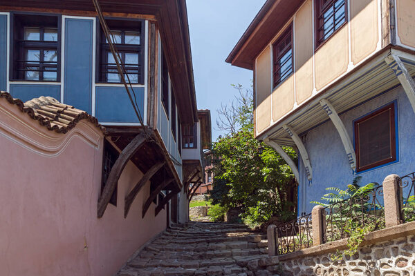 PLOVDIV, BULGARIA - JULY 5, 2018: Улица и дома периода болгарского возрождения в старом городе Пловдив, Болгария
