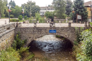 Kalofer, Bulgaristan - 5 Ağustos 2018: Tundzha tarihi şehir, Kalofer, Plovdiv Bölge, Bulgaristan geçen nehir