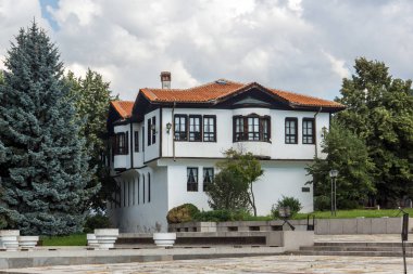 Kalofer, Bulgaristan - 5 Ağustos 2018: Kalofer tarihi şehir Plovdiv Bölge, Bulgaristan eski geleneksel Bulgar okul