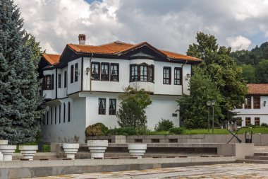 Kalofer, Bulgaristan - 5 Ağustos 2018: Kalofer tarihi şehir Plovdiv Bölge, Bulgaristan eski geleneksel Bulgar okul