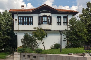 Kalofer, Bulgaristan - 5 Ağustos 2018: Kalofer tarihi şehir Plovdiv Bölge, Bulgaristan eski geleneksel Bulgar okul