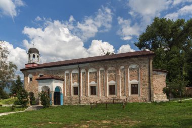 Kalofer, Bulgaristan - 5 Ağustos 2018: Kilise varsayım Kalofer tarihi şehir Plovdiv Bölge, Bulgaristan Kutsal anne