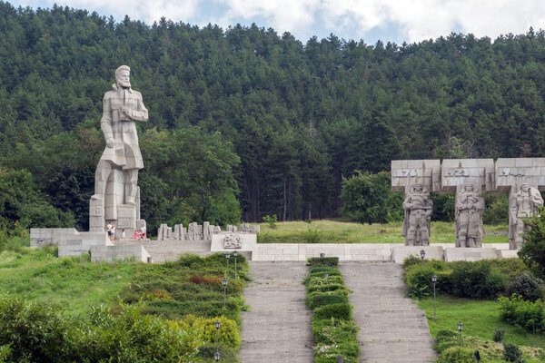 KALOFER, BULGARIA - AUGUST 5, 2018: Мемориальный комплекс Христо Ботева в историческом городе Калофер, Пловдивская область, Болгария
