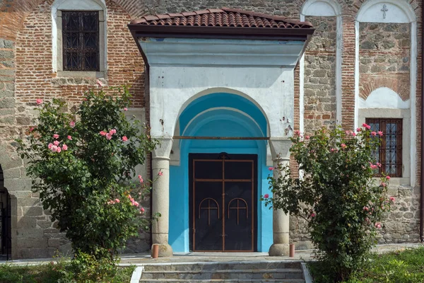 Kalofer, Bulgaristan - 5 Ağustos 2018: Kilise varsayım Kalofer tarihi şehir Plovdiv Bölge, Bulgaristan Kutsal anne