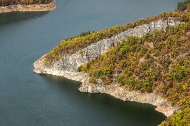 Şaşırtıcı sonbahar görünümünü Tsankov kamak depo, bölge Smolyan, Bulgaristan