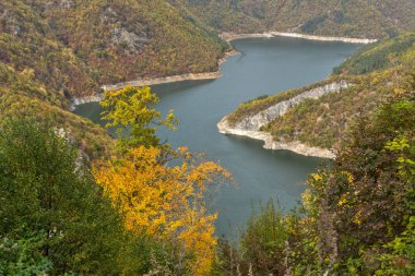 Şaşırtıcı sonbahar görünümünü Tsankov kamak depo, bölge Smolyan, Bulgaristan