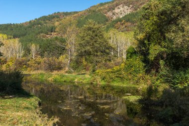 Sonbahar manzara Iskar Nehri yakınındaki Pancharevo Gölü, Sofya şehir bölge, Bulgaristan