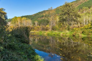 Sonbahar manzara Iskar Nehri yakınındaki Pancharevo Gölü, Sofya şehir bölge, Bulgaristan