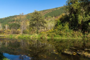 Sonbahar manzara Iskar Nehri yakınındaki Pancharevo Gölü, Sofya şehir bölge, Bulgaristan