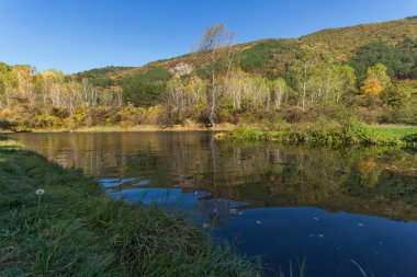 Sonbahar manzara Iskar Nehri yakınındaki Pancharevo Gölü, Sofya şehir bölge, Bulgaristan
