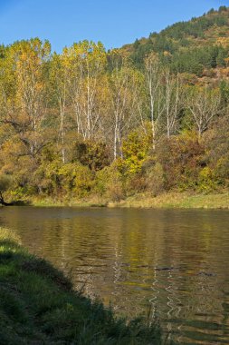 Sonbahar manzara Iskar Nehri yakınındaki Pancharevo Gölü, Sofya şehir bölge, Bulgaristan