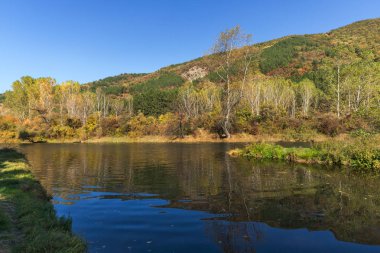 Sonbahar manzara Iskar Nehri yakınındaki Pancharevo Gölü, Sofya şehir bölge, Bulgaristan