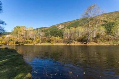 Sonbahar manzara Iskar Nehri yakınındaki Pancharevo Gölü, Sofya şehir bölge, Bulgaristan