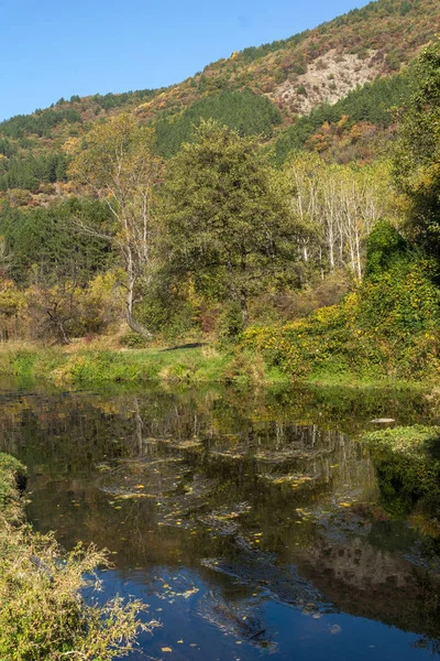 保加利亚索非亚市 Pancharevo 湖附近的 Iskar 河秋季景观 — 图库照片