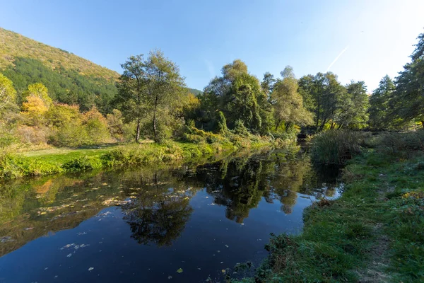 Sonbahar manzara Iskar Nehri yakınındaki Pancharevo Gölü, Sofya şehir bölge, Bulgaristan