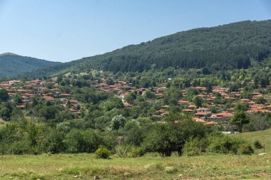 Zheravna, Bulgaristan - 31 Temmuz 2014: On dokuzuncu yüzyıl evleri, Sliven bölge, Bulgaristan ile Zheravna mimari rezerv