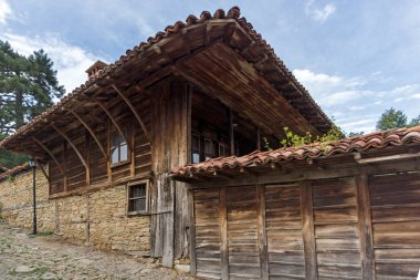 Zheravna, Bulgaristan - 31 Temmuz 2014: On dokuzuncu yüzyıl evleri, Sliven bölge, Bulgaristan ile Zheravna mimari rezerv