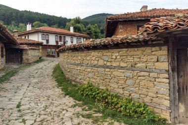 Zheravna, Bulgaristan - 31 Temmuz 2014: On dokuzuncu yüzyıl evleri, Sliven bölge, Bulgaristan ile Zheravna mimari rezerv