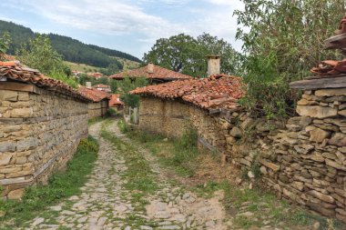 Zheravna, Bulgaristan - 31 Temmuz 2014: On dokuzuncu yüzyıl evleri, Sliven bölge, Bulgaristan ile Zheravna mimari rezerv