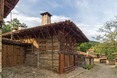 Zheravna, Bulgaristan - 31 Temmuz 2014: On dokuzuncu yüzyıl evleri, Sliven bölge, Bulgaristan ile Zheravna mimari rezerv