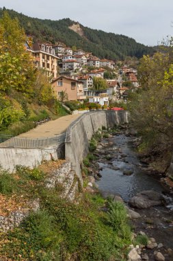 Devin, Bulgaristan - 13 Ekim 2018: Devinska town, Devin, Paşmaklı bölge, Bulgaristan geçen nehir