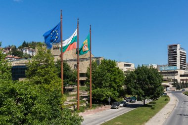 Smolyan, Bulgaristan - 14 Ağustos 2018: Smolyan, Bulgaristan beldesi yeni merkezinin panoramik